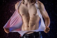 Ein Modelshooting mit dem Male Model Daniel Heinrichs im Regen (Foto: Niels Brähler)