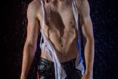 Ein Modelshooting mit dem Male Model Daniel Heinrichs im Regen (Foto: Niels Brähler)