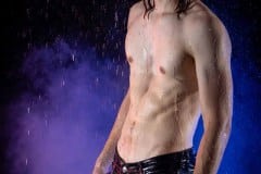 Ein Modelshooting mit dem Male Model Daniel Heinrichs im Regen (Foto: Niels Brähler)