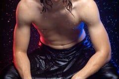 Ein Modelshooting mit dem Male Model Daniel Heinrichs im Regen (Foto: Niels Brähler)