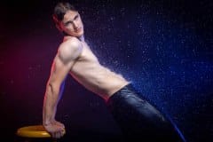 Ein Modelshooting mit dem Male Model Daniel Heinrichs im Regen (Foto: Niels Brähler)