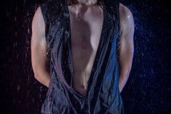 Ein Modelshooting mit dem Male Model Daniel Heinrichs im Regen (Foto: Niels Brähler)