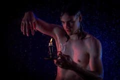 Ein Modelshooting mit dem Male Model Daniel Heinrichs im Regen (Foto: Niels Brähler)
