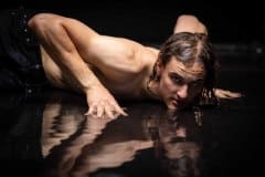 Ein Modelshooting mit dem Male Model Daniel Heinrichs im Regen (Foto: Niels Brähler)