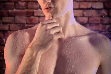 Shawn Lambrechts posiert im strömenden Regen.