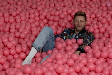 Szymon Brzostek im Supercandy Pop-Up Museum Köln