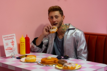 Szymon Brzostek im Supercandy Pop-Up Museum Köln