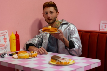 Szymon Brzostek im Supercandy Pop-Up Museum Köln