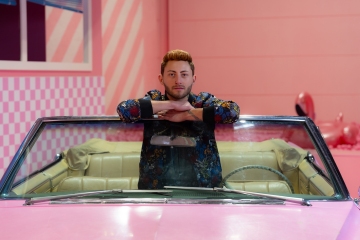 Szymon Brzostek im Supercandy Pop-Up Museum Köln