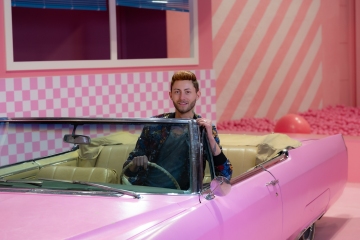Szymon Brzostek im Supercandy Pop-Up Museum Köln