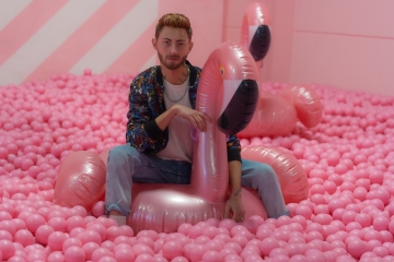 Szymon Brzostek im Supercandy Pop-Up Museum Köln