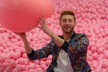 Szymon Brzostek im Supercandy Pop-Up Museum Köln