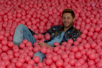 Szymon Brzostek im Supercandy Pop-Up Museum Köln