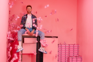 Szymon Brzostek im Supercandy Pop-Up Museum Köln