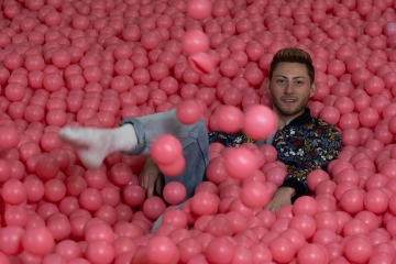 Szymon Brzostek im Supercandy Pop-Up Museum Köln